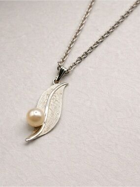 Vintage Sterling Silver Leaf Pearl Pendant Necklace - White Pearl